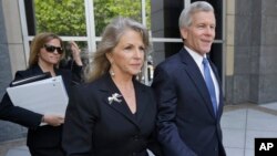 Former Virginia Gov. Bob McDonnell, right, and his wife Maureen, center, leave Federal court after a motions hearing in Richmond, Va., May 19, 2014. 