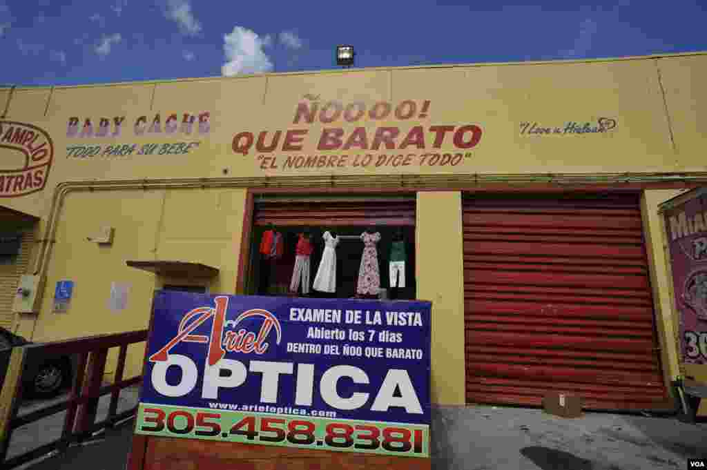 La tienda &iexcl;Ño que barato! fue abierta en Hialeah, Miami, en la década de 1990. Sus primeros clientes fueron los exiliados cubanos que llegaban por mar en precarias embarcaciones y buscaban objetos de primera necesidad para sus familiares que en Cuba.