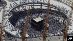 Jemaah haji mengelilingi Kabah di Mekah, Arab Saudi. (Foto: Dok)