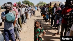 埃塞俄比亚难民11月28日在靠近苏丹边境的难民营排队领取食物。
