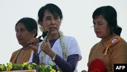 Bà Aung San Suu Kyi, lãnh tụ tranh đấu cho dân chủ Miến Điện (giữa) nói chuyện với những người ủng hộ bà trong cuộc vận động tranh cử hôm 11/2/12