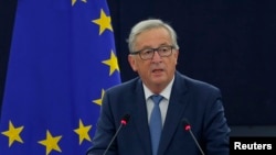 ປະທານ​ຄະນະ​ກຳມາທິການ​ຢູ​ໂຣບ ທ່ານ Jean-Claude Juncker ຖະແຫລງຢູ່ສະພາຢູໂຣບ ລະຫວ່າງການໂຕ້ວາທີ ຖານະສະຫະພາບຢູໂຣບ ທີ່ເມືອງ Strasbourg ປະເທດຝຣັ່ງ.