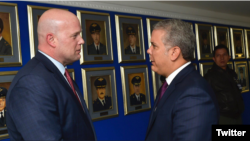 El fiscal general interino, Matthew Whitaker, izquierda, y el presidente de Colombia, Iván Duque, se reunieron el jueves en Bogotá. 