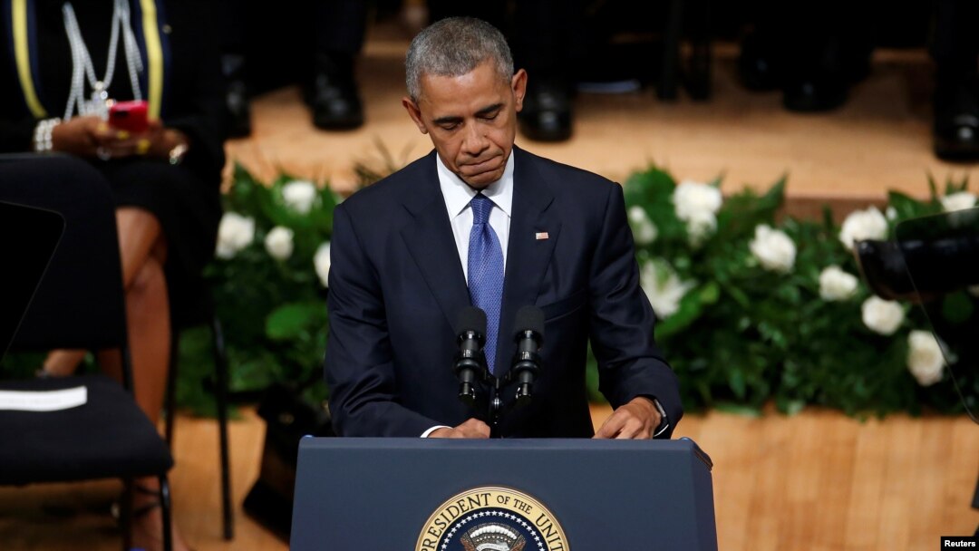Presiden AS Barack Obama berpidato di acara penghormatan lima petugas polisi yang tewas ditembak di Dallas, Texas hari Selasa (12/7).