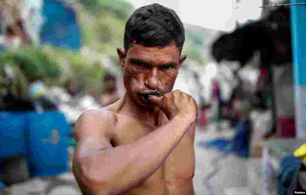 منصور خان کی عمر &nbsp;44 سال ہے اور وہ وبا کے تمام خطرات سے بخوبی آگاہ ہیں لیکن ان کے پاس متبادل ذریعہ معاش نہیں ہے۔ 