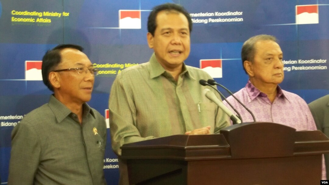 Menko Perekonomian Chairul Tanjung (tengah) memberikan keterangan pers didampingi Menteri ESDM Jero Wacik (kiri) dan Menteri Perindustrian M.S. Hidayat di Jakarta, Rabu 28/5 (foto: VOA/Iris Gera).