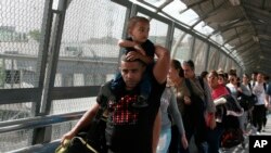 Архівне фото: кубинські емігранти на кордоні США та Мексики