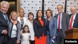 Felipe González (der.) ofreció un discurso durante la premiación a Lilian Tintori, Mitzy Capriles y Tamara Sujú en Washington. Foto [Cortesía Scott Henrichson, NED].