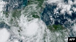 Foto de satélite de la Administración Nacional Océanica y Atmosférica de Estados Unidos muestra a la tormenta Nana a su paso por Belice y Guatemala el 3 de septiembre de 2020.