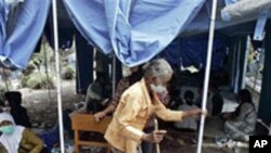 이재민 수용소의 인도네시아 노인