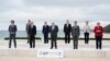 Líderes del G7 posan para una foto grupal con vista a la playa en el Hotel Carbis Bay en Carbis Bay, St. Ives, Cornwall, Inglaterra, el viernes 11 de junio de 2021.