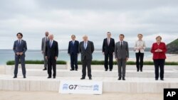 Líderes del G7 posan para una foto grupal con vista a la playa en el Hotel Carbis Bay en Carbis Bay, St. Ives, Cornwall, Inglaterra, el viernes 11 de junio de 2021.