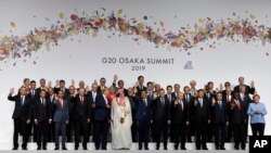 일본 오카사에서 열린 G20 정상회의 공식 환영식에서 각국 정상들이 기념촬영을 하고 있다. 