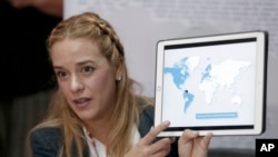 Lilian Tintori, esposa del líder opositor Leopoldo López, muestra un mapa que destaca los países que, según dijo, condenaron al gobierno del presidente en disputa, Nicolás Maduro, por convocar una asamblea nacional constituyente.