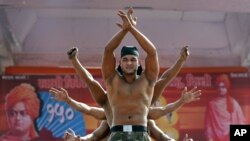 Para binaragawan melakukan gerakan yoga dalam acara peringatan guru spiritual India, Swami Vivekananda di New Delhi. (Foto: Dok)