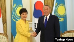 카자흐스탄을 국빈방문 중인 한국 박근혜 대통령이 19일 오전 아스타나 대통령궁에서 정상 회담에 앞서 누르술탄 나자르바예프 대통령과 악수하고 있다. 