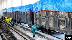 지난 3월 북한 신의주에서 신종 코로나바이러스 방역을 위해 화물열차에 소독액을 뿌리는 모습을 관영 매체가 공개했다.