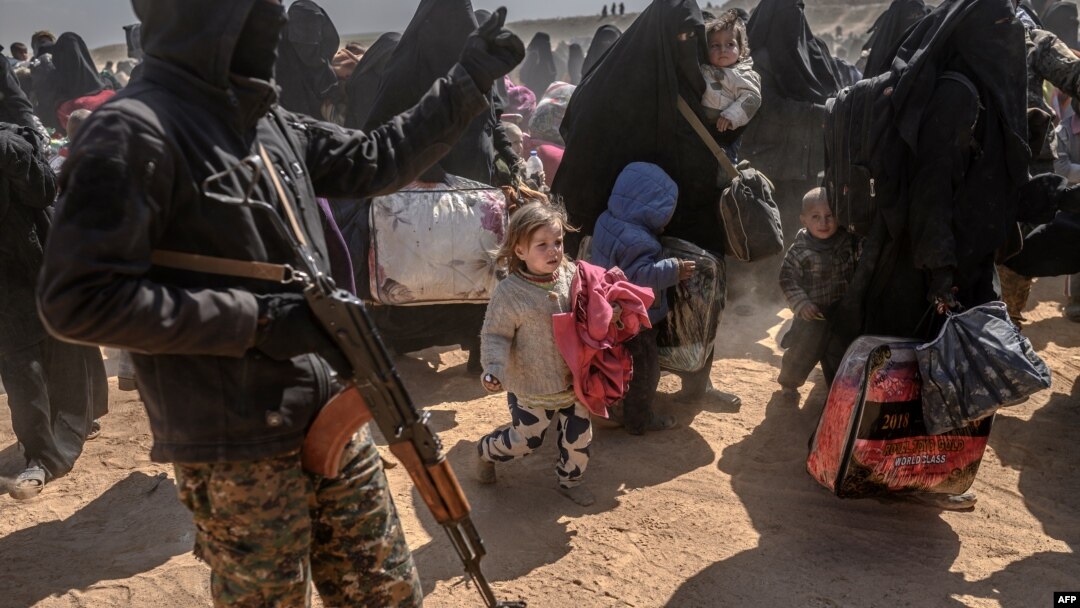 Perempuan dan anak-anak dievakuasi dari wilayah pertahanan kelompok militan ISIS di Baghuz tiba di daerah pemeriksaan yang dikuasai oleh Pasukan Demokratik Suriah yang didukung AS di Deir el-Zour, provinsi di sebelah timur Suriah, 6 Maret 2019.
