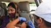 Seorang perempuan sedang menerima suntikan vaksin Covishield di layanan vaksinasi lantatur di Ahmedabad, India, 28 Mei 2021.