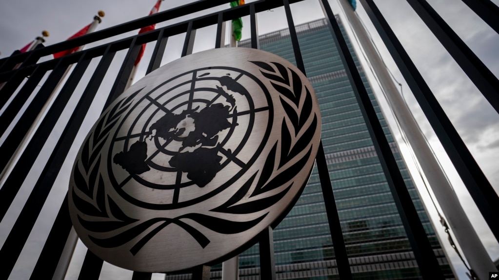 资料照片：纽约联合国总部外的正门上显示着联合国的标志。(2022年2月24日)(photo:VOA)