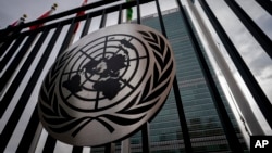 Arhiva - Simbol Ujedinjenih nacija istaknut na glavnoj kapiji na ulazu u sedište UN, u Njujorku.