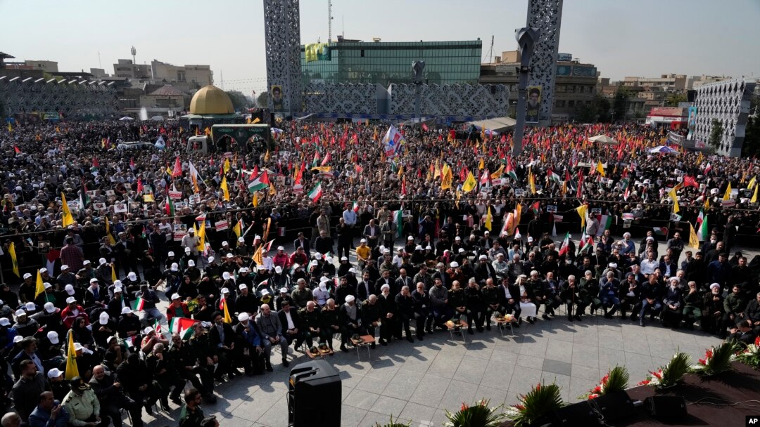Pelayat berbondong-bondong menghadiri pemakaman Jenderal Korps Garda Revolusi Iran Abbas Nilforushan di Teheran, Iran, pada 15 Oktober 2024. Nilforushan tewas dalam serangan udara Israel ke Beirut, Lebanon. (Foto: AP/Vahid Salemi)