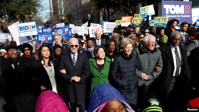 Demokratski rivali Talsi Gabard, Džo Bajden, Ejmi Klobučar, Elizabet Voren i Berni Sanders zajedno su učestvovali u Maršu na dan Martina Lutera Kinga u Južnoj Karolini 20. januara 2020.