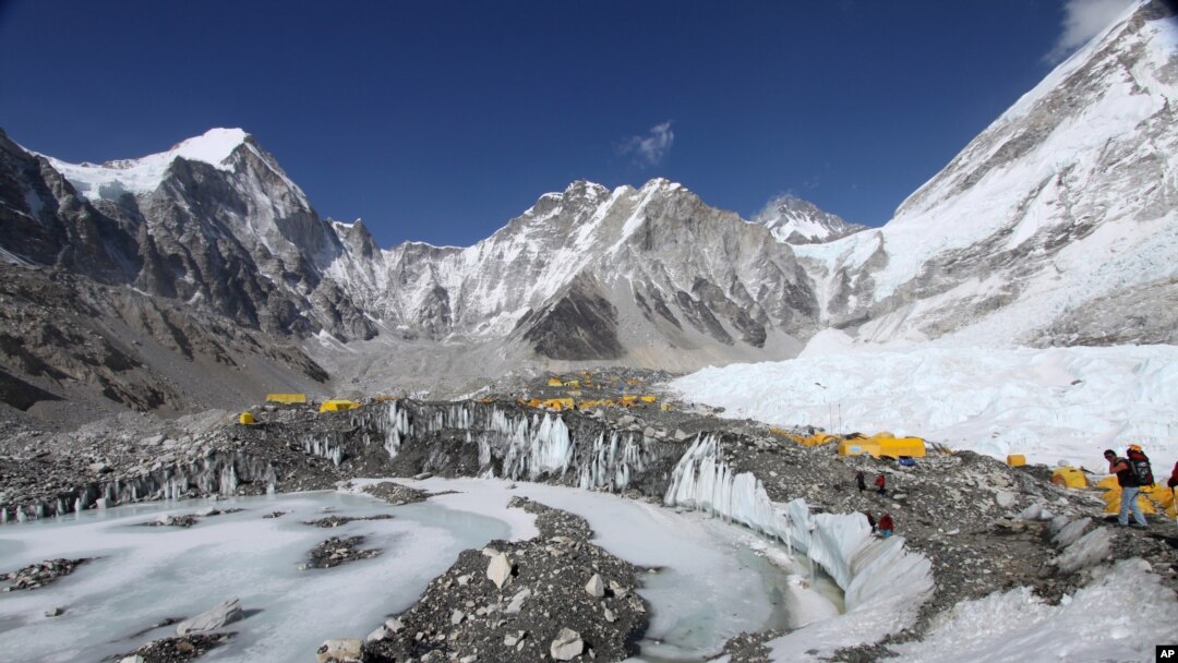 Sedikitnya 19 orang dipastikan tewas setelah longsoran salju melanda para pendaki di Himalaya India. (Foto: AP)