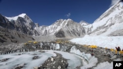 Sedikitnya 19 orang dipastikan tewas setelah longsoran salju melanda para pendaki di Himalaya India. (Foto: AP)