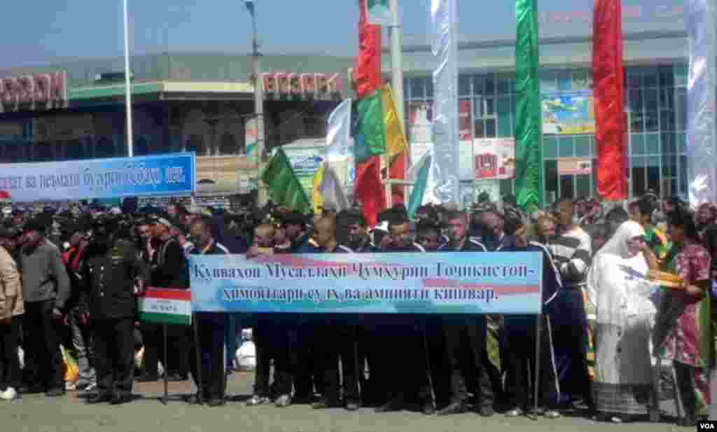 Bahorgi harbiy chaqiriq, yoshlarni harbiy xizmatga kuzatishmoqda.