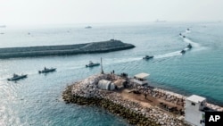 Иранские военные катера у побережья одного из спорных островов в Персидском заливе (архивное фото) 