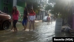 Banjir di perumahan warga Babelan. Bekasi Utara setinggi mata kaki pada Kamis, 2 Januari 2020. (Foto: VOA/Sasmito)