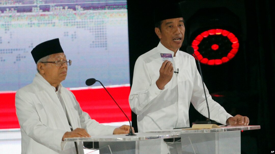 Presiden Joko Widodo (kanan) didampingi cawapres Ma'ruf Amin (kiri) dalam Debat Capres Cawapres 2019 di Jakarta, Sabtu, 13 April 2019. (Foto: AP)