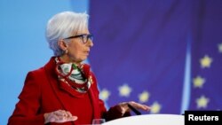 Presiden Bank Sentral Eropa Christine Lagarde memberikan keterangan pers di Frankfurt (foto: dok).