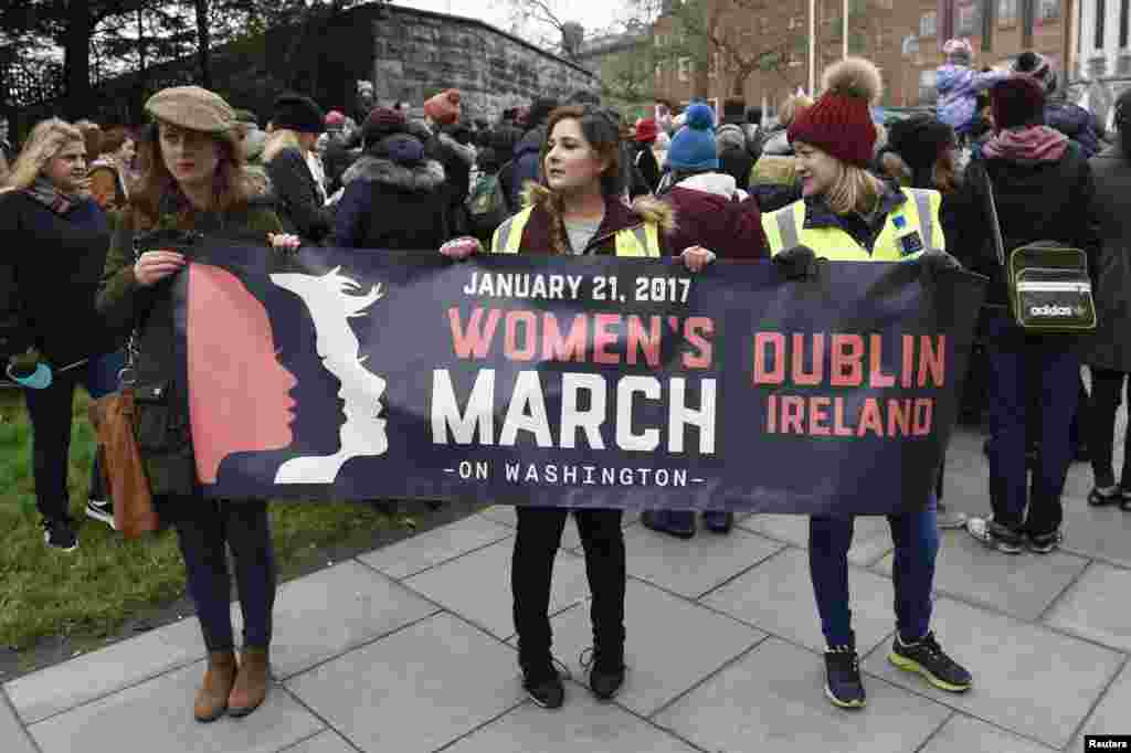 Para peserta protes massal Women&#39;s March di Dublin, Irlandia (21/1). (Reuters/Clodagh Kilcoyne)