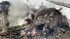 俄罗斯对乌克兰顿涅茨克地区新罗迪夫卡镇发动袭击。乌克兰救援人员在一处被导弹击毁的住宅楼展开救援。（2023年11月30日）