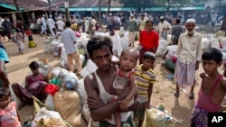 Những người Hồi giáo Rohingya mới tới Bangladesh từ Myanmar chuẩn bị rời một nơi tạm trú ở Shahparirdwip, Bangladesh, ngày 2 tháng 10, 2017.