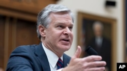 Giám đốc FBI Christopher Wray nói với các nhà lập pháp Mỹ hôm 24/7/2024 rằng nghi can Thomas Matthew Crooks dường như nhắm vào các nhân vật nổi tiếng của công chúng. 