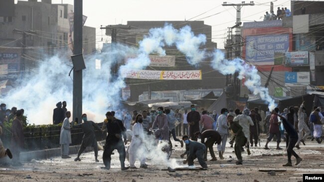 تحریک لبیک کے کارکنوں اور پولیس کے درمیان مختلف مواقع پر تصادم بھی ہوتا رہا ہے۔