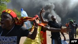 Des manifestants devant le Parlement, Ouagadougou, 30 octobre 2014
