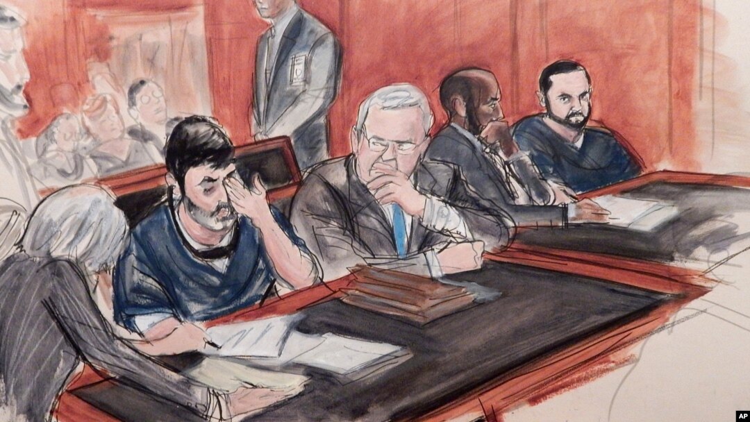 Acompañados por sus abogados, Efraín Campo Flores y su primo Francisco Flores de Freitas, escuchan su sentencia a 18 años de prisión el pasado mes de diciembre.