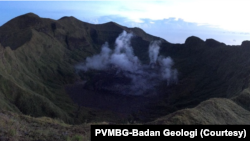 Kondisi kawah Gunung Awu, tampak tumpukan material berwarna hitam di puncak dan kepulan asap. (Foto: Courtesy/PVMBG)