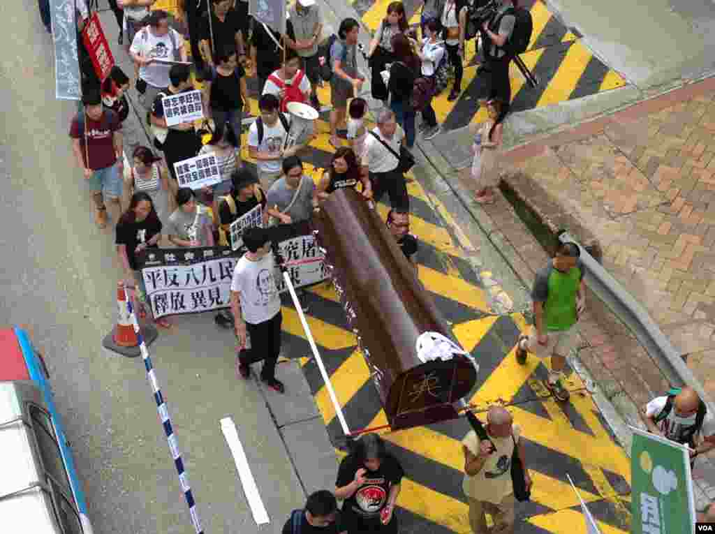 香港支聯會舉行年度平反六四大遊行(美國之音海彥拍攝)