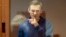 រូបឯកសារ៖ លោក Alexei Navalny មេដឹកនាំ​បក្ស​ប្រឆាំង​រុស្ស៊ី ឈរ​នៅ​ខាង​ក្នុង​បន្ទប់​កញ្ចក់​សម្រាប់​​ជនជាប់ចោទ ក្នុង​អំឡុងពេល​នៃ​សវនាការ​មួយ​ក្នុង​ទីក្រុង​មូស្គូ ប្រទេស​រុស្ស៊ី ថ្ងៃទី១៦ ខែកុម្ភៈ ឆ្នាំ២០២១។