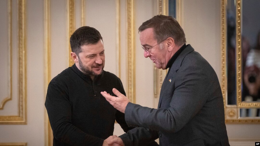 Presidenti ukrainas Volodymyr Zelensky mirëpret Ministrin gjerman të Mbrojtjes, Boris Pistorius në Kiev, më 14 janar, 2025/AP