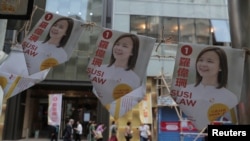 在香港举行区议会选举之前，可以看到候选人罗伟珊的竞选标语。(路透社，2019年11月23日)