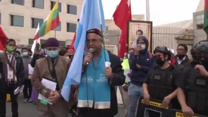 缅甸裔美国人在中国大使馆外举行集会 维吾尔活动人士到场声援