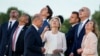 De derecha a izquierda, la primera ministra italiana, Giorgia Meloni, el presidente de EEUU, Joe Biden, observan junto a otros mandatarios del G7 una demostración de paracaidismo durante la cumbre de líderes en Borgo Egnazia, Italia, el 13 de junio de 2024.