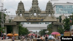 Suasana di kota perbatasan Thailand Aranyaprathet dan kota perbatasan Kamboja Poipet, 20 Juli 2008. (Sukree Sukplang (THAILAND)/REUTERS)