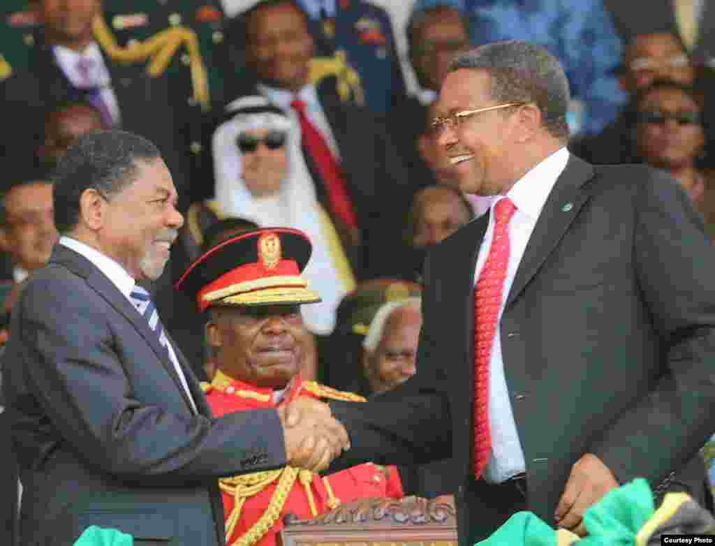 Rais Jakaya Kikwete wa Tanzania amkaribisha rais wa Zanzibar Dk. Shein, April 26 2014